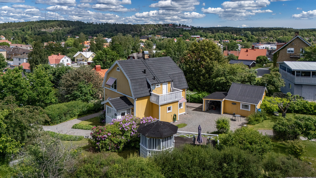Unik fastighet som upplevs som en liten lantlig idyll mitt i centrala Bengtsfors!, bild 3