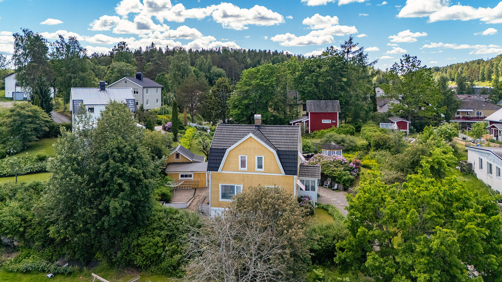 Unik fastighet som upplevs som en liten lantlig idyll mitt i centrala Bengtsfors!, bild 6