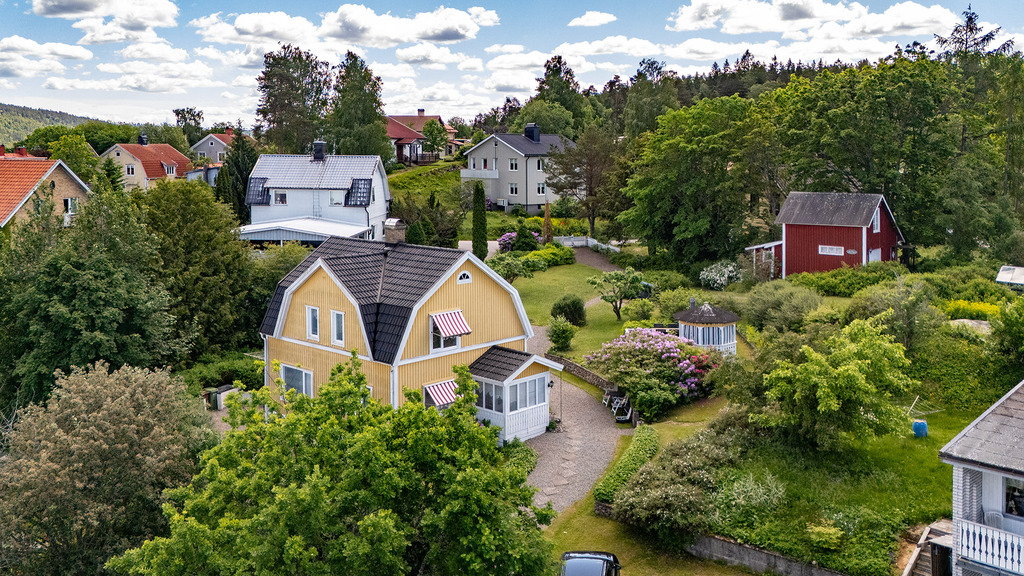 Unik fastighet som upplevs som en liten lantlig idyll mitt i centrala Bengtsfors!, bild 4