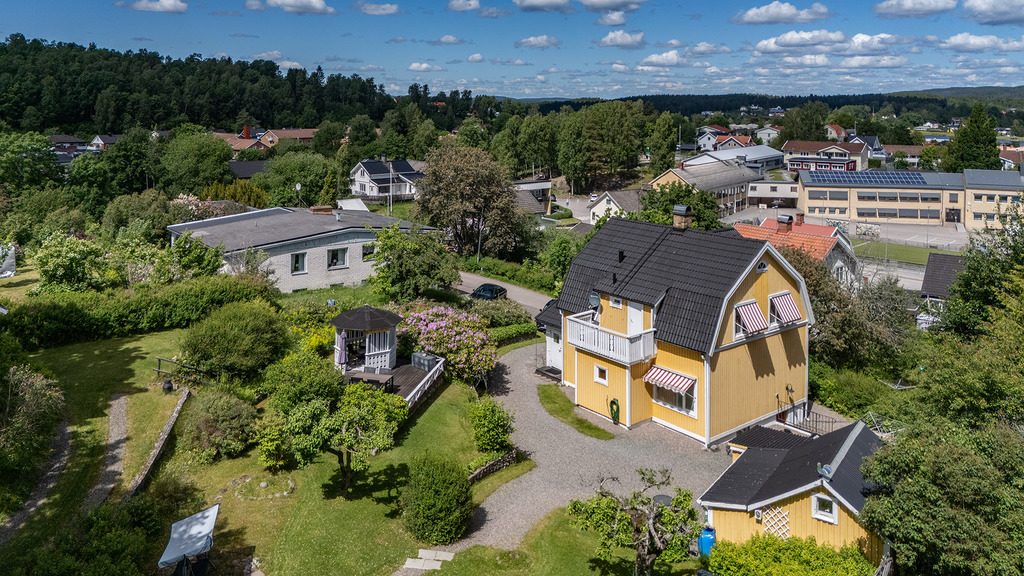 Unik fastighet som upplevs som en liten lantlig idyll mitt i centrala Bengtsfors!, bild 2
