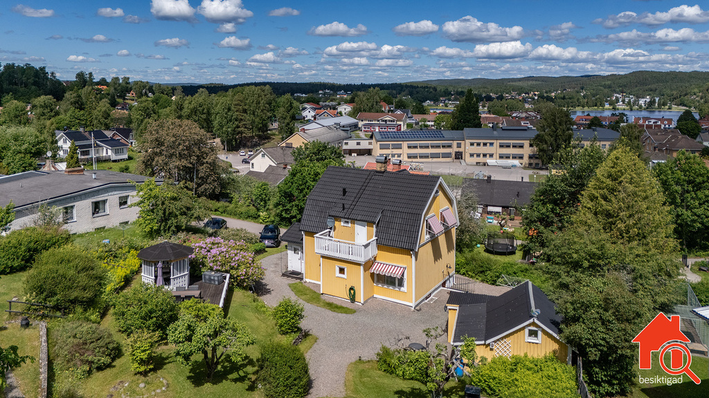Unik fastighet som upplevs som en liten lantlig idyll mitt i centrala Bengtsfors!