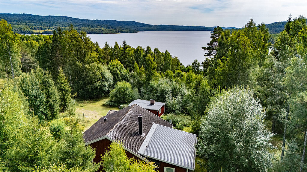 Sjönära fritidshus med rymd, bastu och gästhus!, bild 2