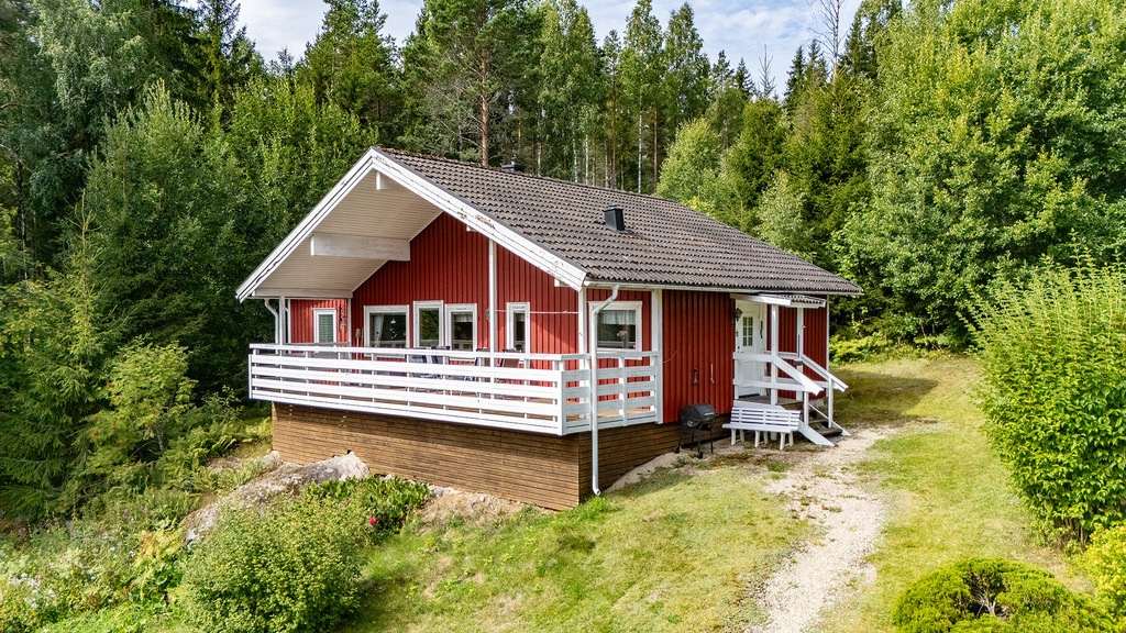 Sjönära fritidshus med rymd, bastu och gästhus!, bild 5