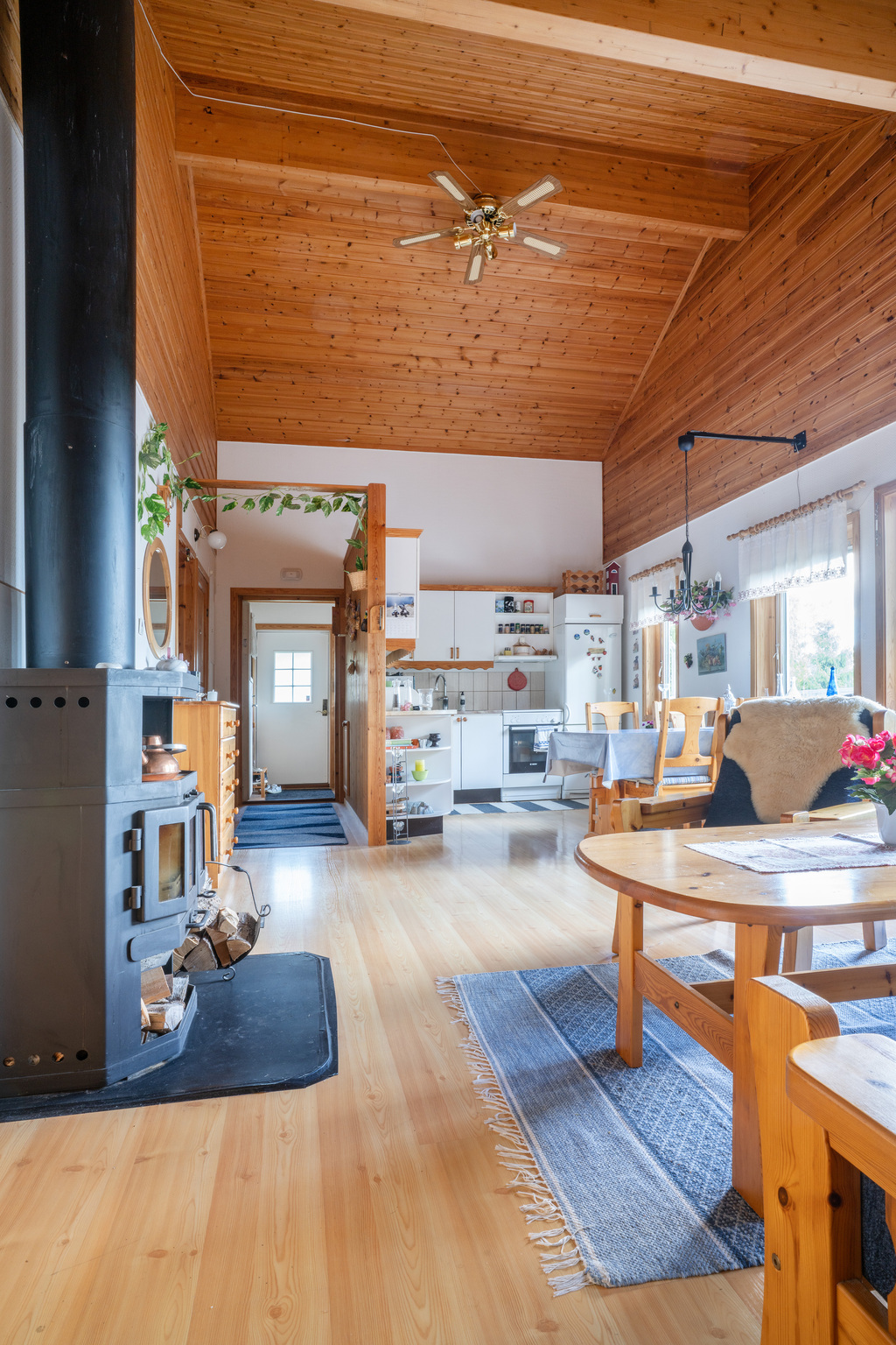 Sjönära fritidshus med rymd, bastu och gästhus!, bild 26