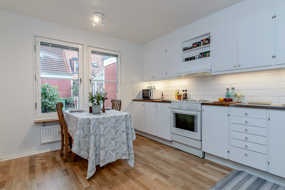 matplats intill köksfönstret