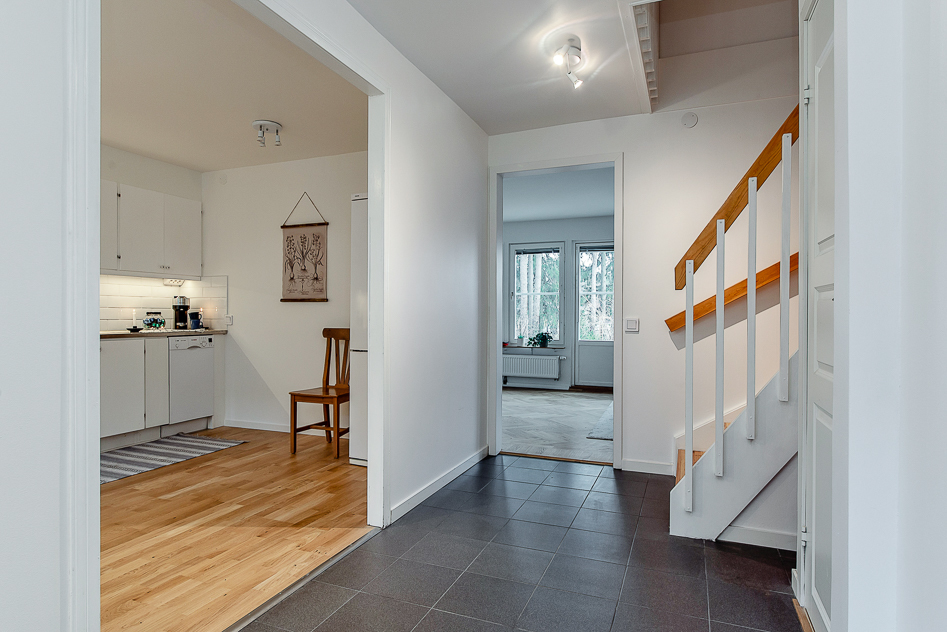 Stor hall mot kök och vardagsrum