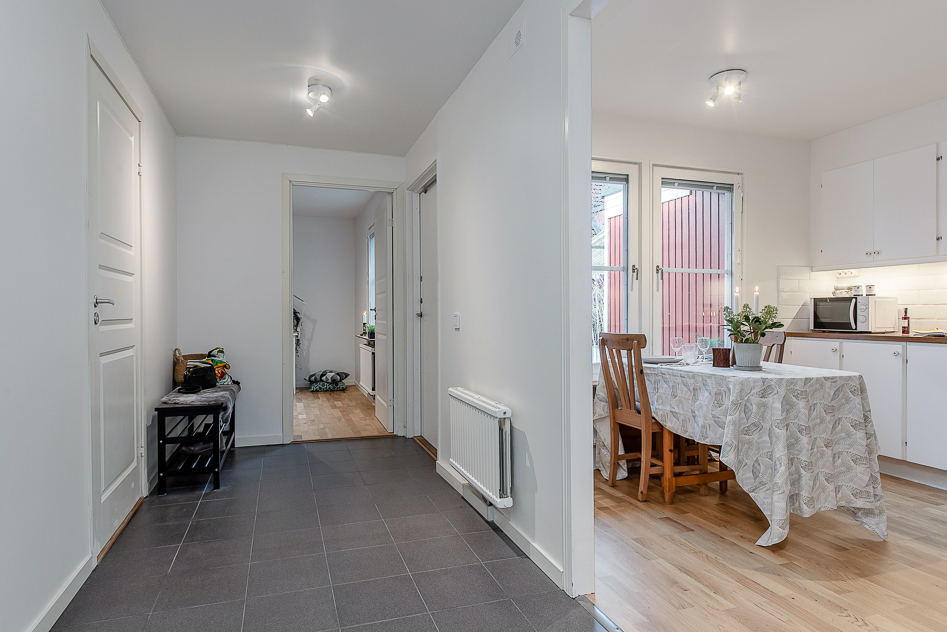 Kök och hall med vy in till sovrum