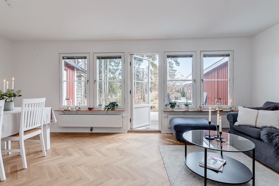 Vardagsrum med utgång till stor altan