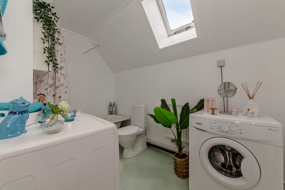 Badrum/tvättstuga på det övre planet