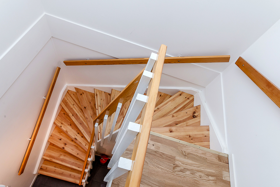 Vacker trappa mellan våningsplanen