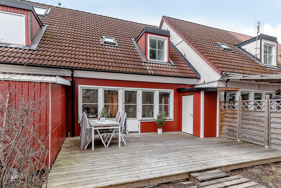 Stor altan mot grönska och lekpark