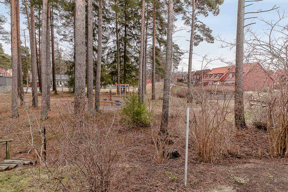 Utsikt från altanen mot liten lekplats