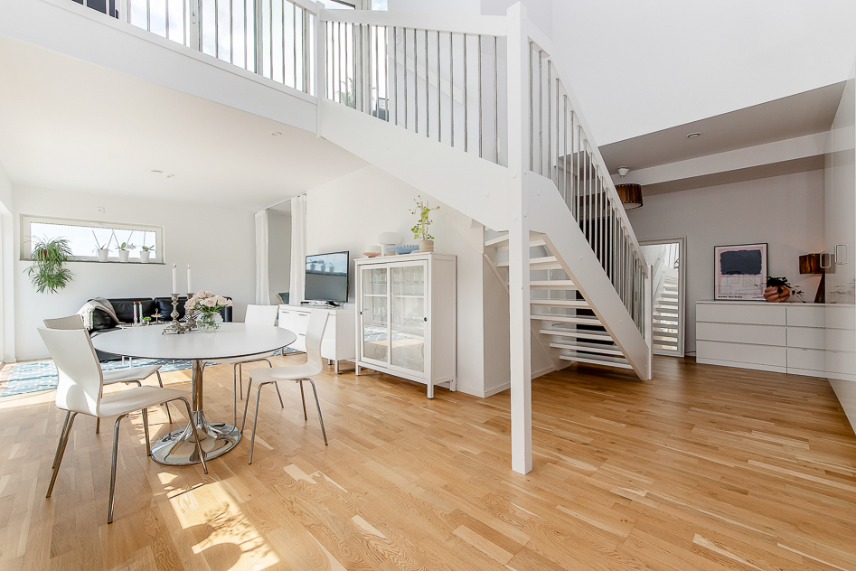 Matplats, hall och trappa upp till övre plan                                                                                     