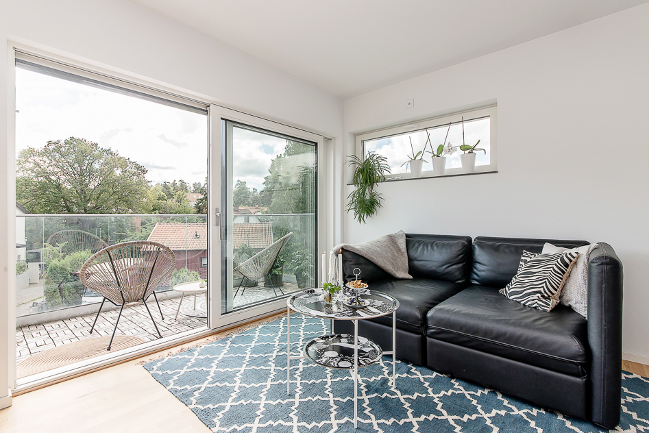 Vardagsrum med utgång till balkong