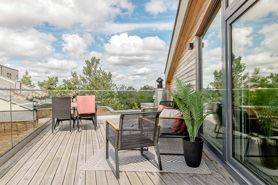Härlig terrass på övre plan