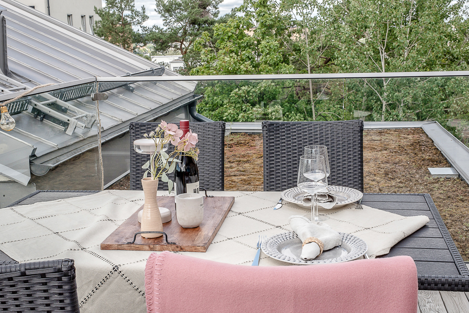 Terrassen rymmer både matgrupp och soffgrupp