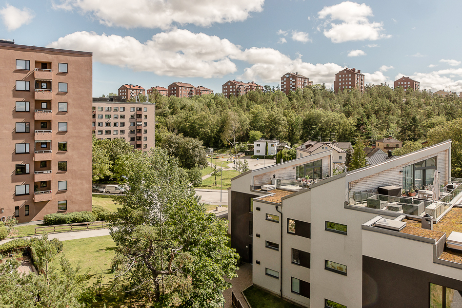 Utsikt från brfs terrass mot lägenheten