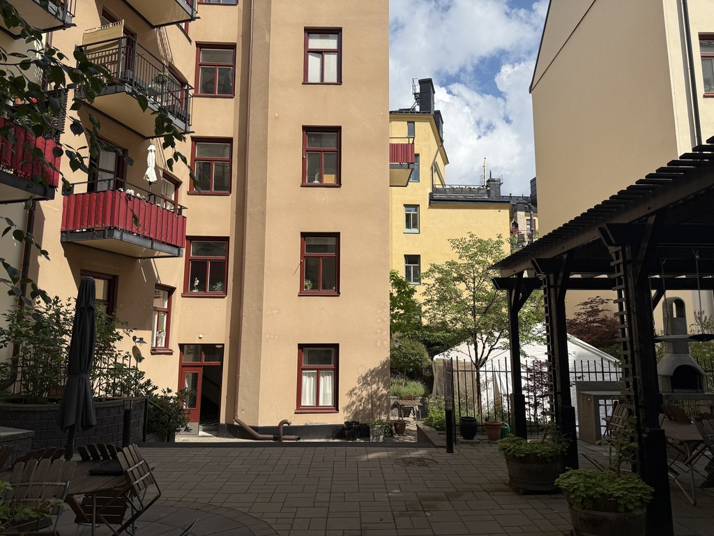 Föreningens fina innergård. Säljarens egen bild.