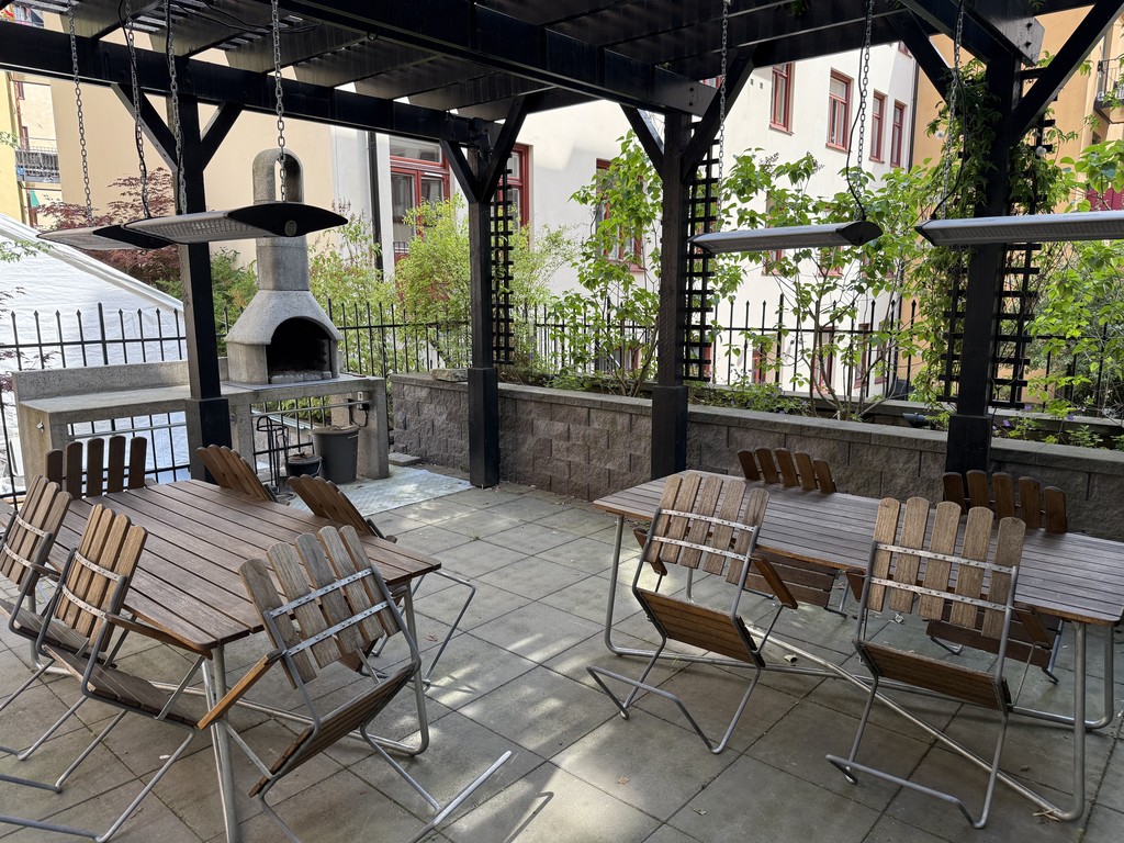 Pergola på innergården. Säljarens egen bild.