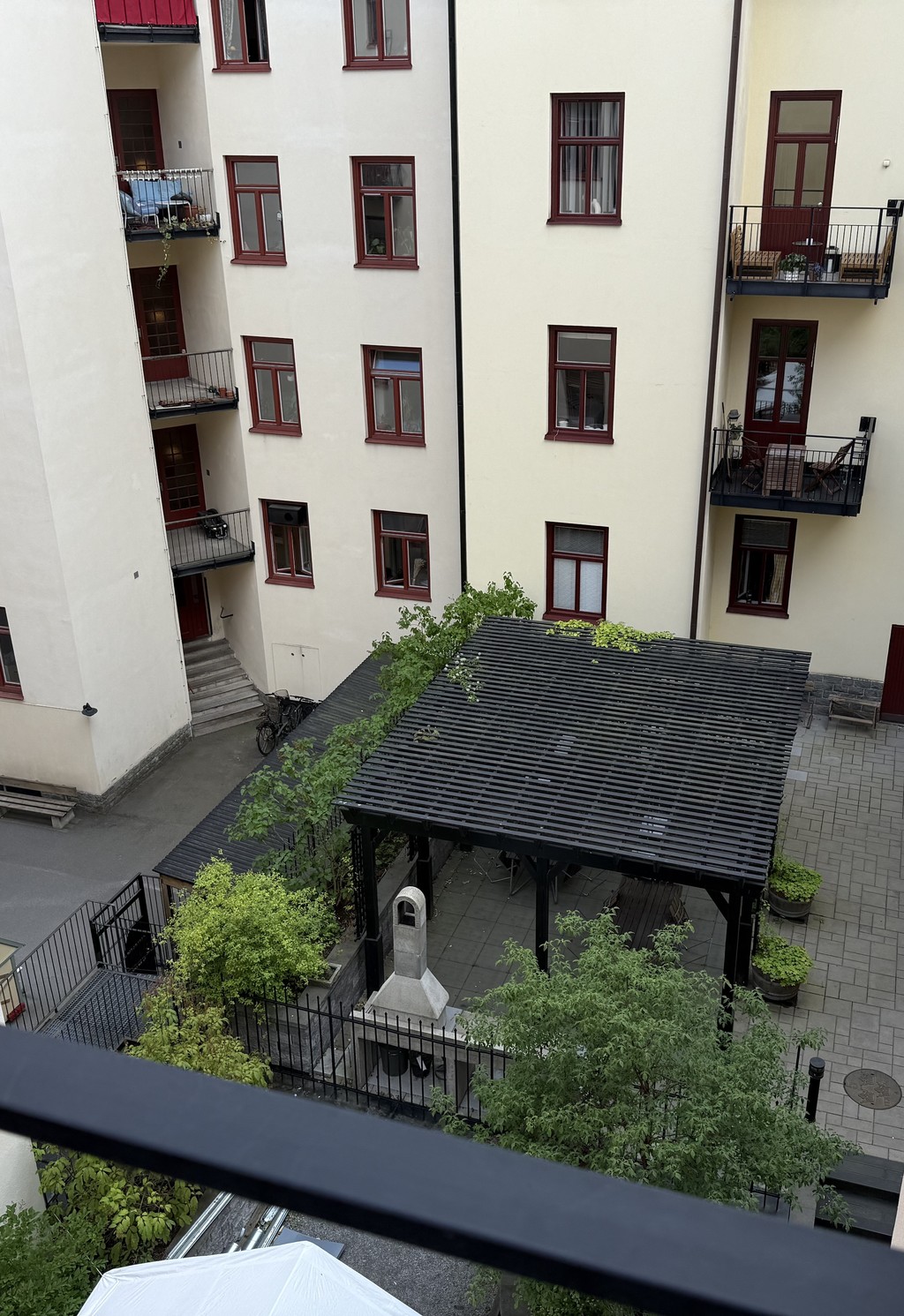 Utsikt från balkong mot innergården.Säljarens egen bild.