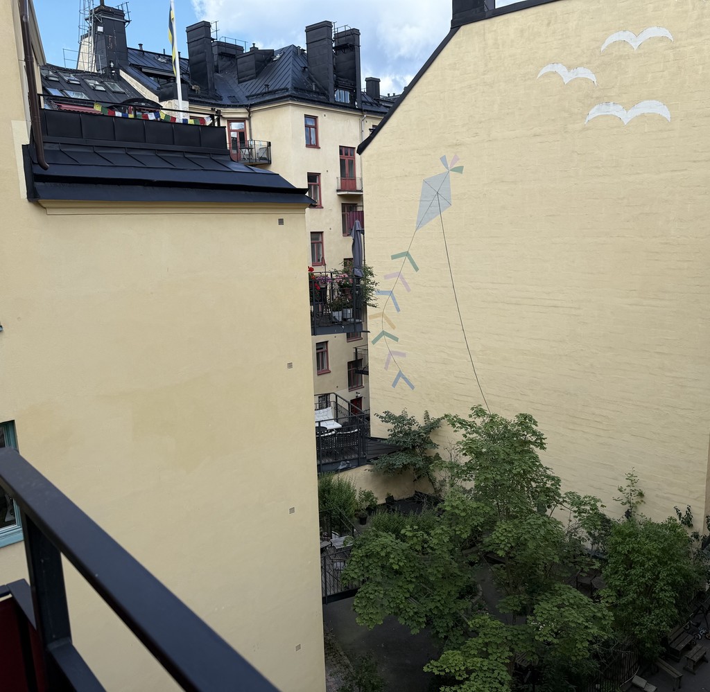 Konstverk på en av föreningens fasader.  Säljarens egen bild.