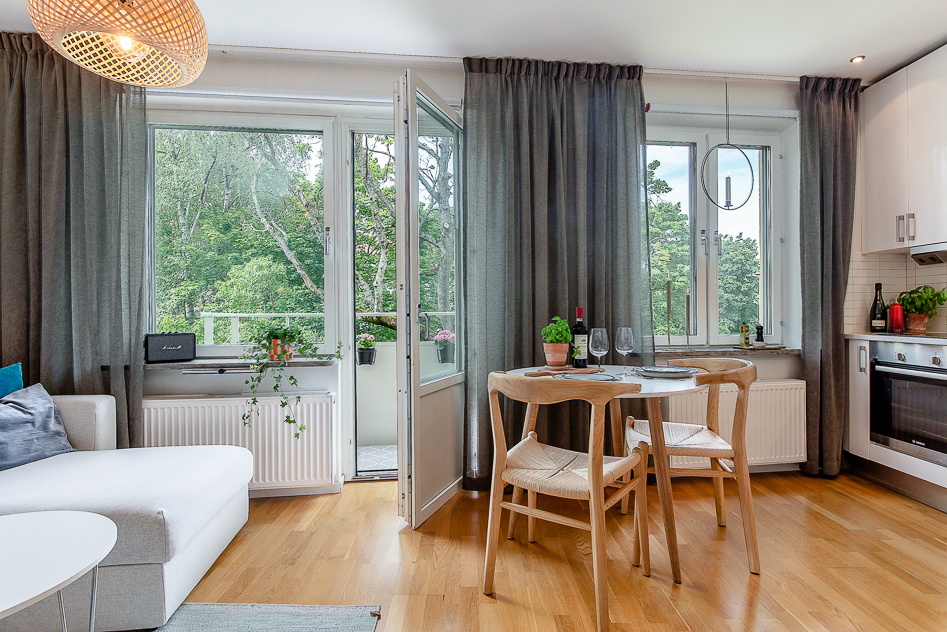 Vardagsrum med utgång till balkongen 