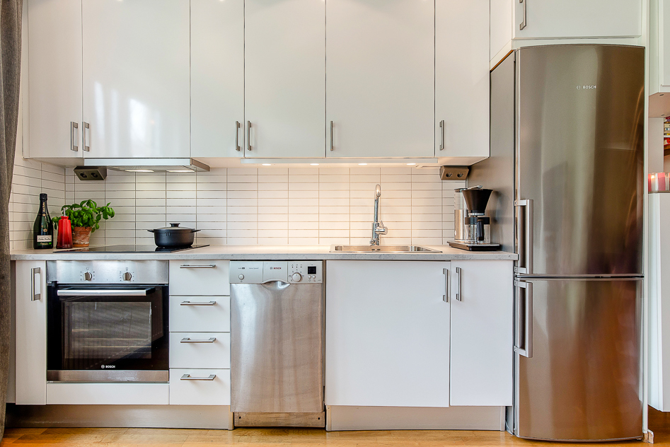 Kök med rostfri vitvaror