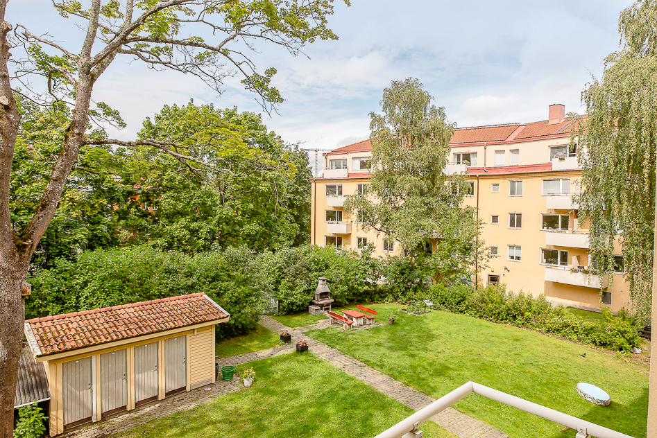 Utsikt mot lummig innergård