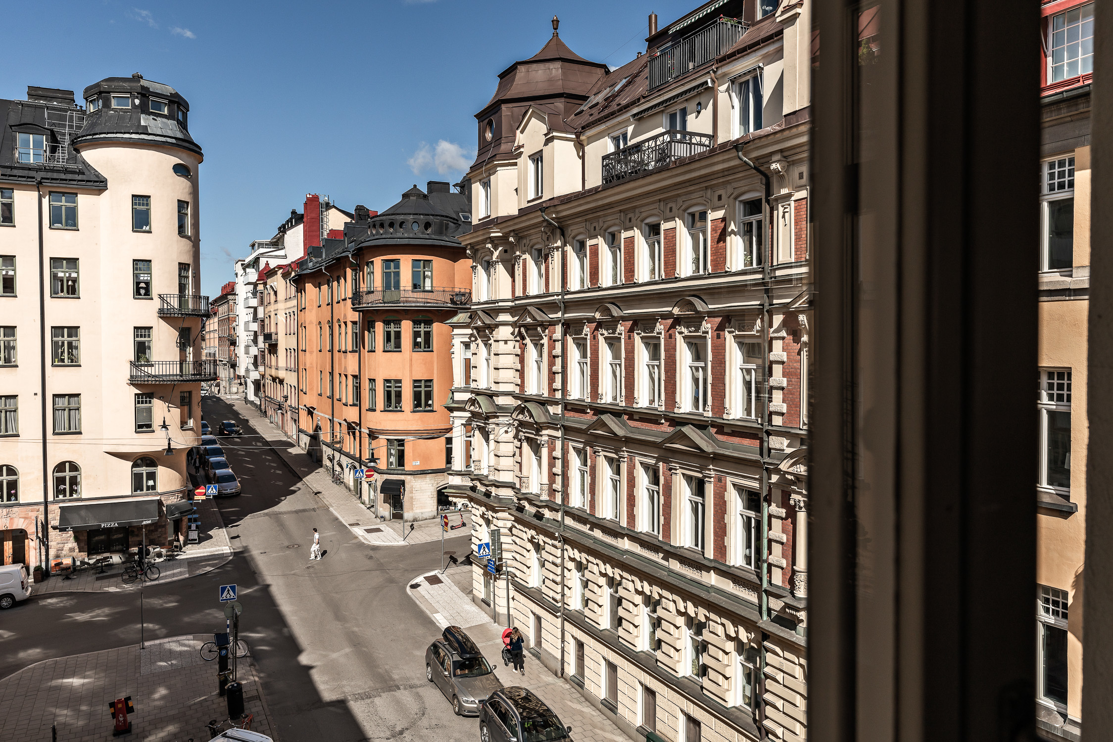 Utsikt över Riddargatan från Vardagsrummets hörnfönster