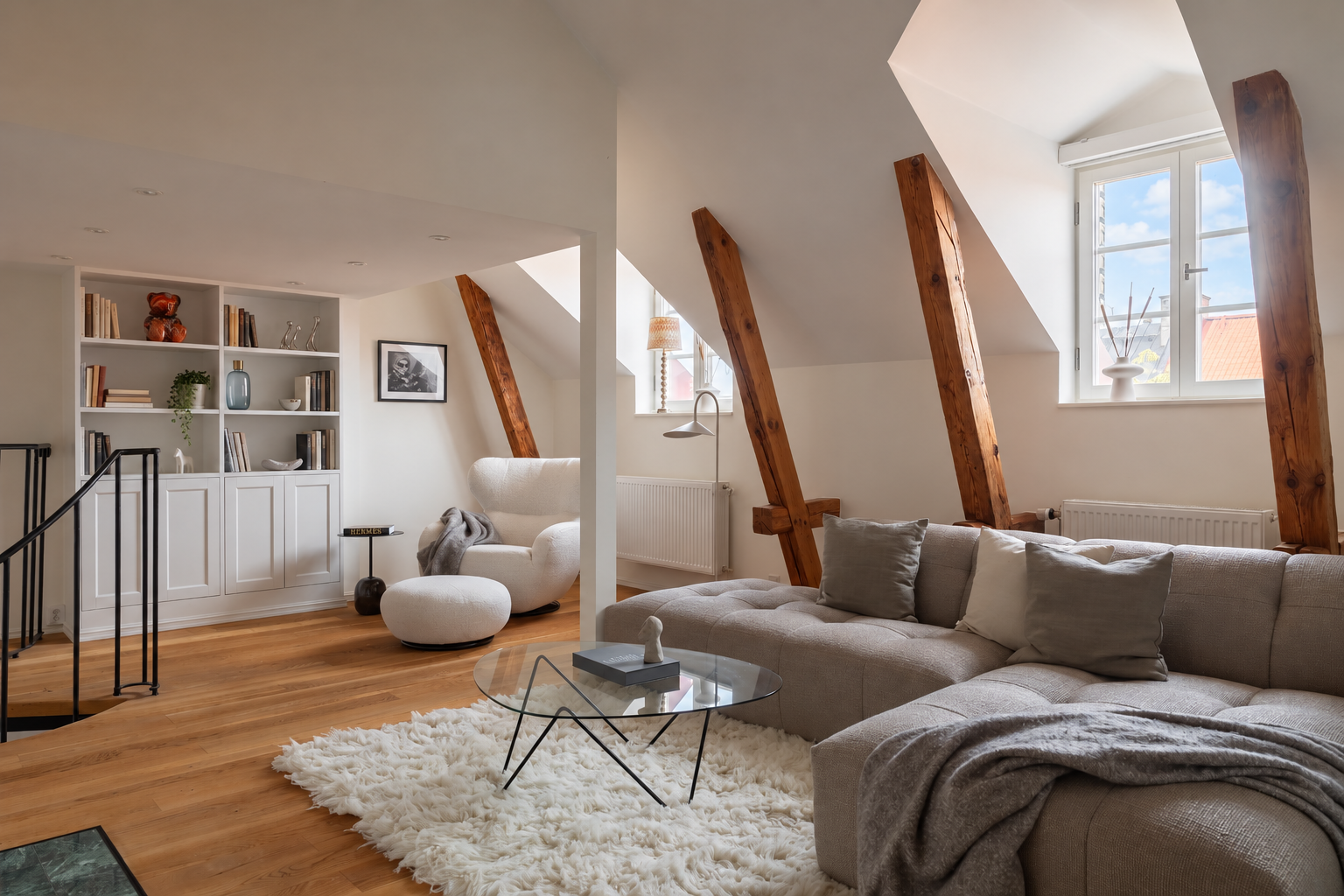 Skandinaviskt loft med varm elegans